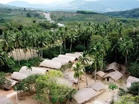 Ngôi làng có 80 'nhà thuyền lật úp' giữa núi rừng, thu hút du khách