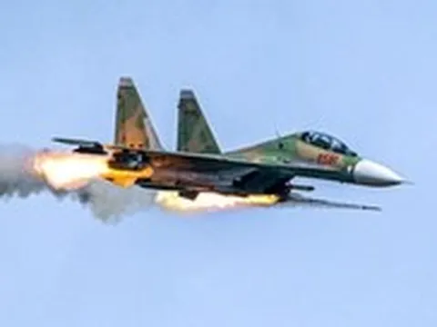 Xem tiêm kích Su-30MK2, Su-27, trực thăng Mi diễn tập bắn, ném bom đạn thật