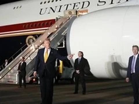 Nghi Iran âm mưu ám sát, mật vụ Mỹ bí mật đổi máy bay cho ông Trump