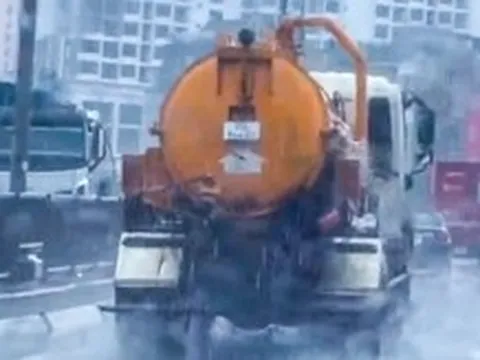 Vụ xe bồn xả nước thải đen kịt xuống đường: Phạt tài xế 3 triệu đồng