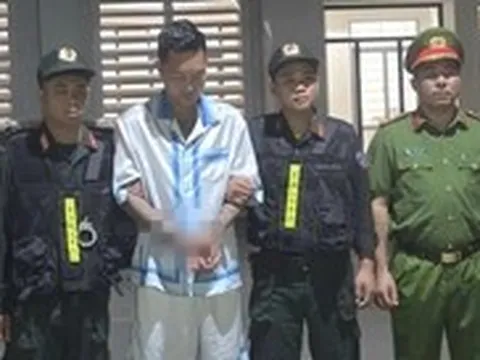 Khởi tố Huấn Hoa Hồng và vợ