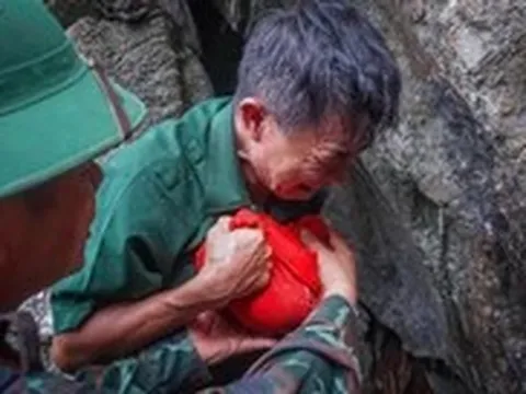 Người cựu binh bật khóc lật đá tìm một trung đội nằm lại bên ụ súng ở 'Lò vôi thế kỷ'
