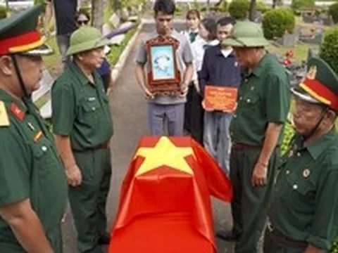 Sau 48 năm hi sinh, hài cốt liệt sĩ Đặng Doãn Ngọ được phủ Quốc kỳ, trở về quê nhà trên tàu Thống Nhất
