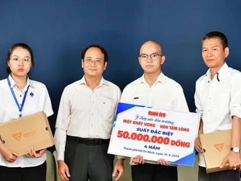 Trao suất học bổng đặc biệt đầu tiên 50 triệu đồng cho tân SV Quảng Trị trong tay chỉ có 3 triệu đồng