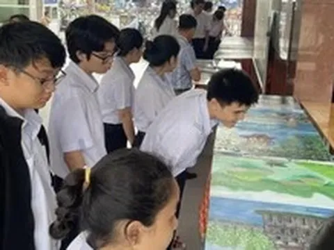 Hai lớp một trường có 100% HS đậu đại học y, tự hào hay đánh đổi tuổi hồn nhiên của trẻ?