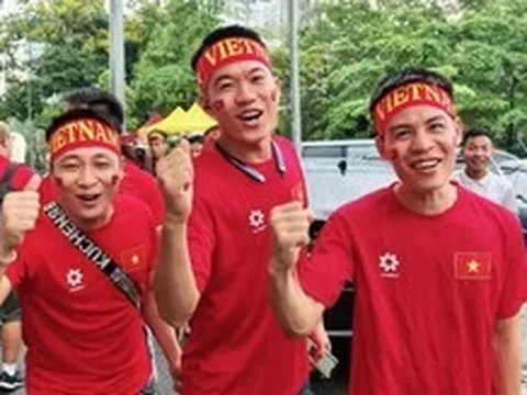 Cổ động viên Việt Nam hừng hực khí thế trước giờ vào sân Kuala Lumpur