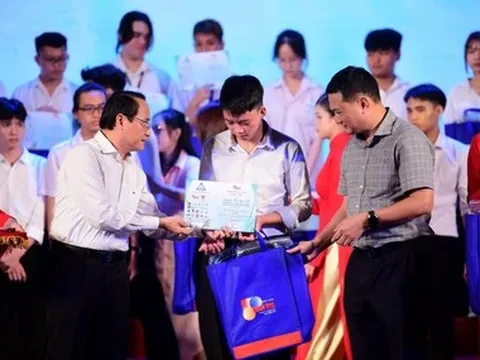 Các trường đại học tại TP.HCM ủng hộ Tuổi Trẻ 242 suất học bổng Tiếp sức đến trường, gần 4 tỉ đồng