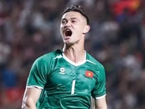 Vì sao trọng tài rút thẻ đỏ cho Lê Giang Patrik rồi lại xóa?