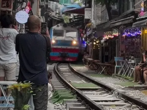 Tin mới du khách bị tàu hất văng điện thoại tại 'phố cà phê đường tàu'