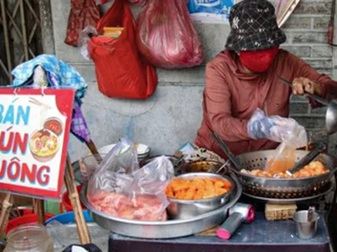 Quán bún suông gần 100 tuổi nổi tiếng ở TPHCM, bà chủ vẫn dùng đôi quang gánh cũ