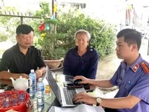 Sau kiến nghị của viện kiểm sát, công an xã nhận hồ sơ hoãn án tù của người phụ nữ vừa sinh con