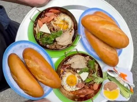 Khách xếp hàng cả tiếng trên vỉa hè nắng nóng, chờ ăn bánh mì chảo tại New York