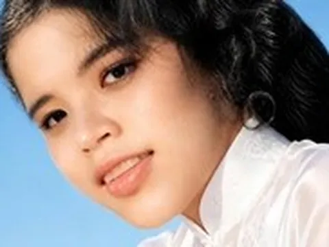 Tìm người biết thông tin cô gái trong bức ảnh dưới phần mộ liệt sĩ ở Đà Nẵng