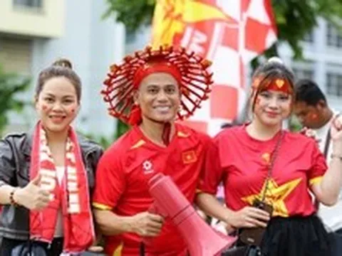 Đội mưa đến sân Rajamangala, CĐV Việt Nam hừng hực khí thế trước giờ bóng lăn