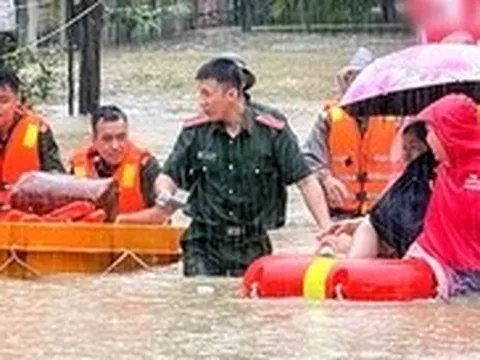 Bão số 4 gây mưa lớn ở Lạng Sơn, Bắc Ninh: Công an, quân đội lội nước giúp dân chạy lũ