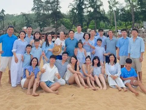 Đại gia đình 26 người ở Lào Cai cùng nhau đi du lịch, 4 thế hệ sum vầy