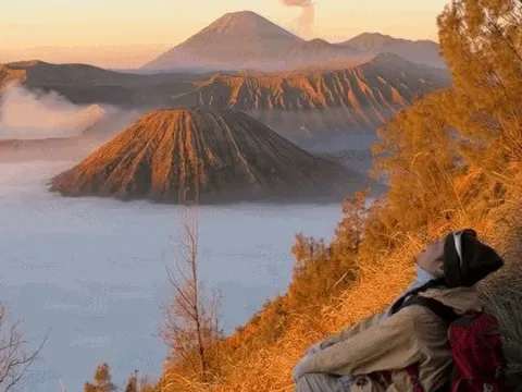 Núi lửa Bromo hút khách Việt mở cửa trở lại sau 13 ngày cháy rừng