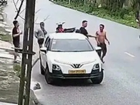 Người đàn ông hung hãn đánh tài xế taxi và luôn miệng 'mày biết bố là ai không' đã bị công an mời làm việc