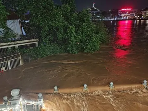 Bão số 4 trút mưa lớn, dân ở Lạng Sơn 'mất ngủ' vì lũ dâng nhanh
