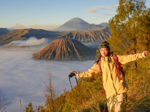 Tôi ngắm bình minh giữa biển mây tại núi lửa Bromo trước khi cháy rừng
