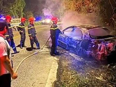 Ô tô con chở 4 người bốc cháy trơ khung trên đèo Bảo Lộc