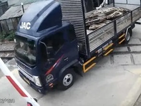 Vượt đèn đỏ tông gãy thanh chắn đường sắt, tài xế xe tải bị phạt 41,5 triệu đồng