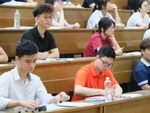 Bàn ghế có loại hơn 20 năm chưa thay, Bộ GD-ĐT yêu cầu rà soát, xếp bàn ghế theo chiều cao học sinh