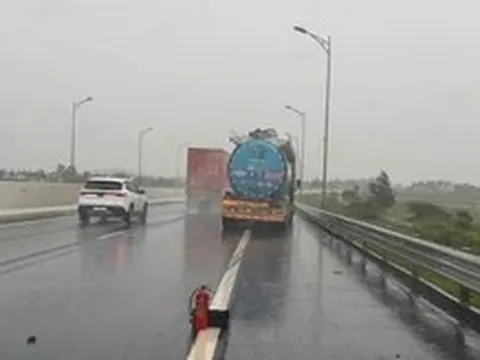 Dừng xe trên cao tốc trời mưa, chỉ đặt bình chữa cháy cách xe 18m, tài xế bị phạt 13 triệu