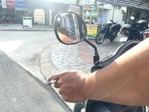 ‘Bạn tôi bị điếu thuốc còn đỏ lửa bay vào mắt, hư một bên mắt’