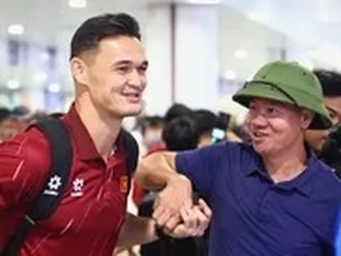 Đội tuyển Việt Nam về nước muộn, hàng trăm người hâm mộ chờ đón ở sân bay