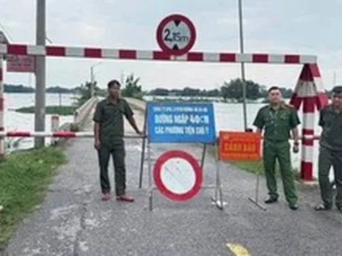 Hà Nội cấm nhiều tuyến đường vì ngập sâu do nước lũ các sông dâng cao, các xe di chuyển ra sao?