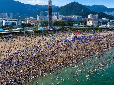 Cảnh 200.000 người trên bãi biển 1,8 km ở Trung Quốc