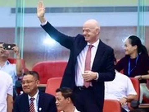 Chủ tịch FIFA Gianni Infantino trên khán đài sân Mỹ Đình