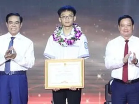 Nam sinh lớp 11 'ẵm' hơn 200 triệu đồng tiền thưởng học sinh giỏi của tỉnh