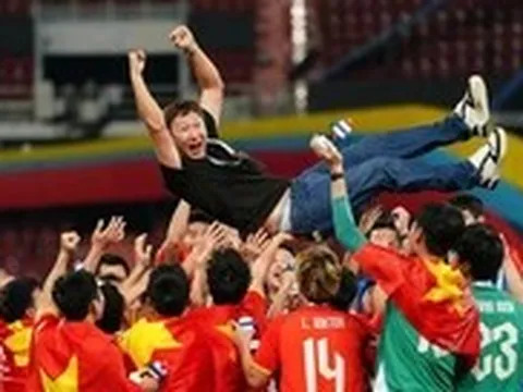 Người hâm mộ Hàn Quốc nhắc cầu thủ Việt Nam đừng... làm rơi ông Kim Sang Sik