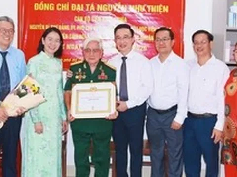 Lãnh đạo Thành ủy TP.HCM trao Huy hiệu 80 năm tuổi Đảng đến đảng viên lão thành cách mạng