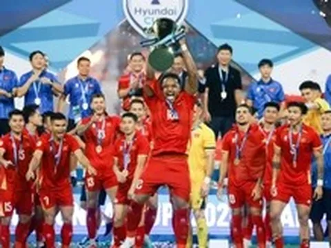 Khoảnh khắc nâng cúp vô địch ASEAN Cup 2026 của tuyển Việt Nam