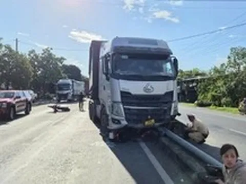 Xe container va chạm xe máy trên quốc lộ, một người chết