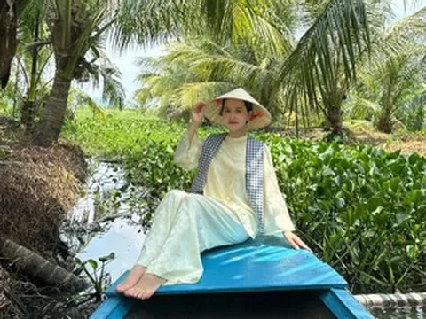 Điểm đến như 'miền Tây thu nhỏ' cách Hà Nội 140km, khách chèo xuồng, ngắm sen