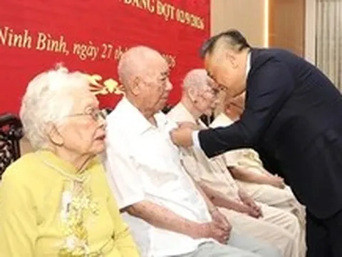 Chủ nhiệm Ủy ban Kiểm tra Trung ương trao Huy hiệu 80 năm tuổi Đảng cho đảng viên lão thành tại Ninh Bình