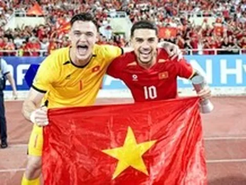 Hoàng Hên, Patrik Lê Giang, Xuân Son khoe ảnh nâng cúp: 'Yêu Việt Nam'