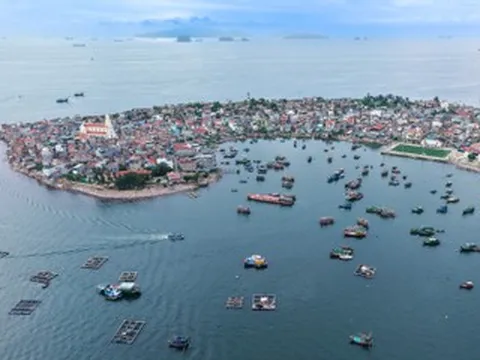 Địa điểm du lịch 2/9 gần Hà Nội: Lên núi bay dù lượn, ra biển đi chợ làng chài