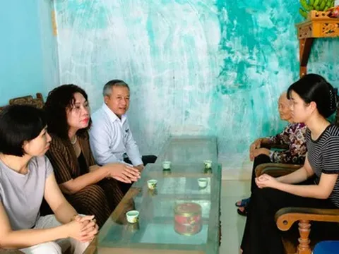Đại biểu Quốc hội tặng 50 triệu đồng giúp 'nữ sinh đậu đại học, bà ngoại khóc hết nước mắt'