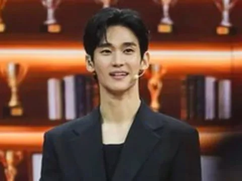 Kim Soo Hyun có hoạt động đầu tiên ở Hàn Quốc sau bê bối
