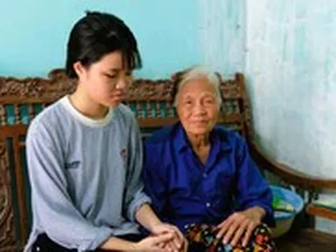 Học viện Ngân hàng miễn học phí cho nữ SV Ninh Bình không còn cha mẹ, làm thêm kiếm sống