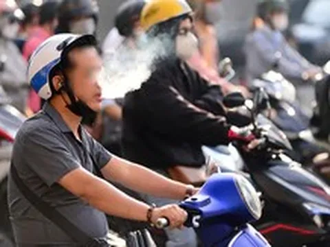 Có nên cấm hút thuốc lá khi lái xe như cấm dùng điện thoại?