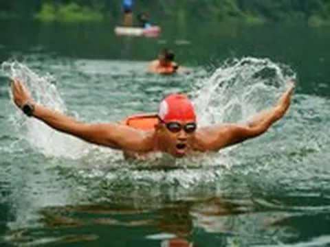 ‘Dị nhân’ bơi 60km xuyên đêm từ Hòa Bình về Hà Nội