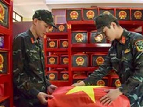 Phủ Quốc kỳ thiêng liêng lên từng hài cốt anh hùng liệt sĩ tại công viên Lê Thị Riêng