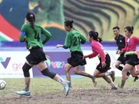 Vạn người đi xem nữ cầu thủ dân tộc thiểu số mặc váy đá bóng, truyền thông quốc tế kinh ngạc