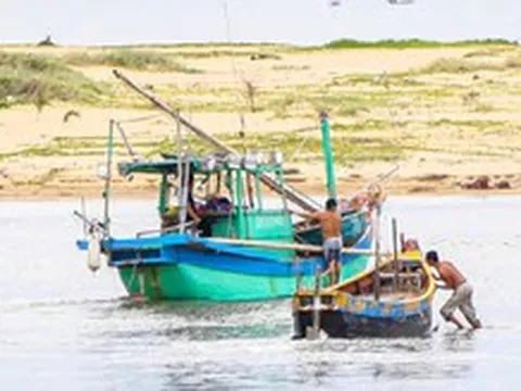 Ngư dân Quảng Trị chật vật tìm đường ra khơi vì cát bồi lấp cửa biển